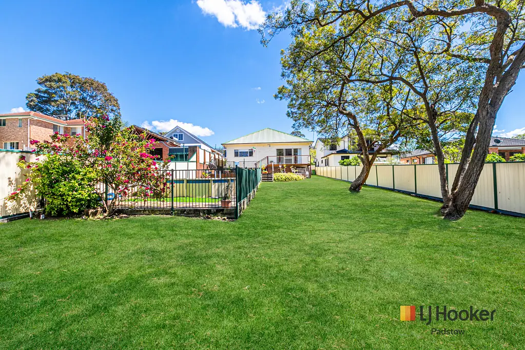 Revesby 4कमरा Expansive Family Living on 1,012sqm (approx) with Outstanding Potential