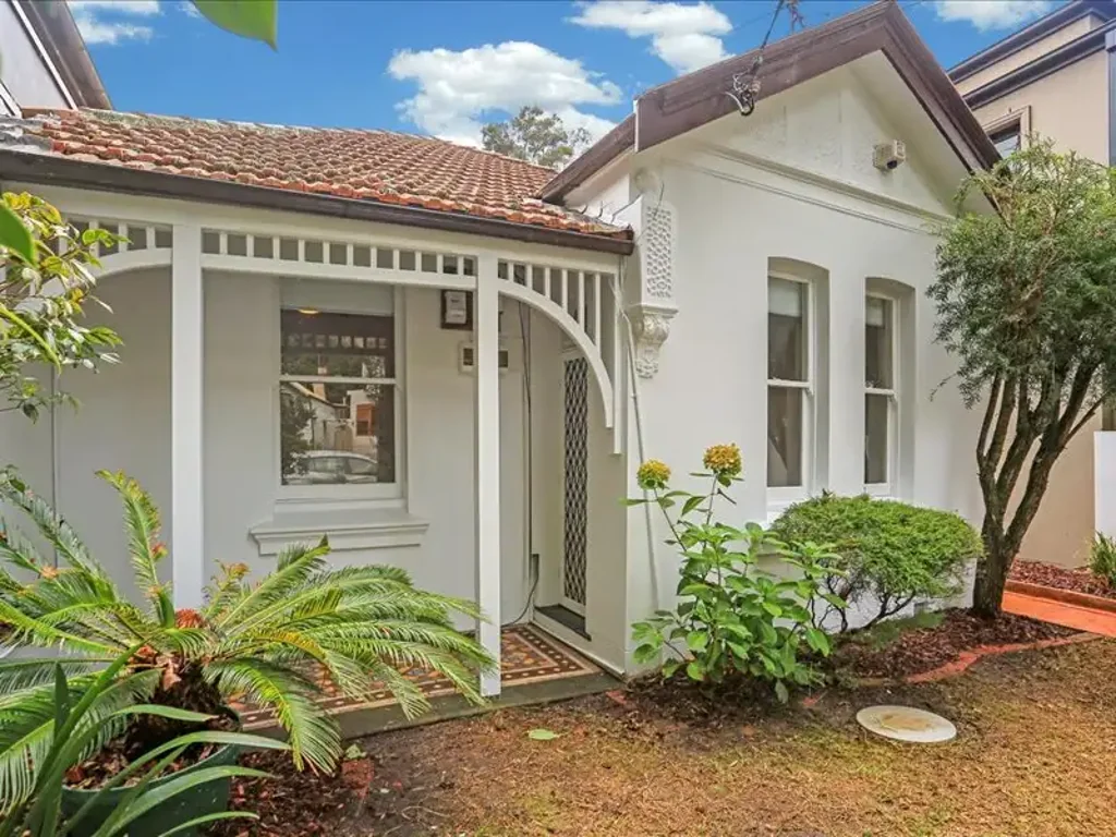 Simply Stunning  - Sunny aspect - Sunroom leading onto backyard
