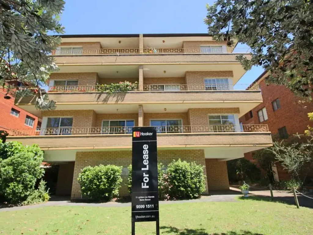REFRESHED TWO BEDROOM APARTMENT WITH LEAFY OUTLOOK