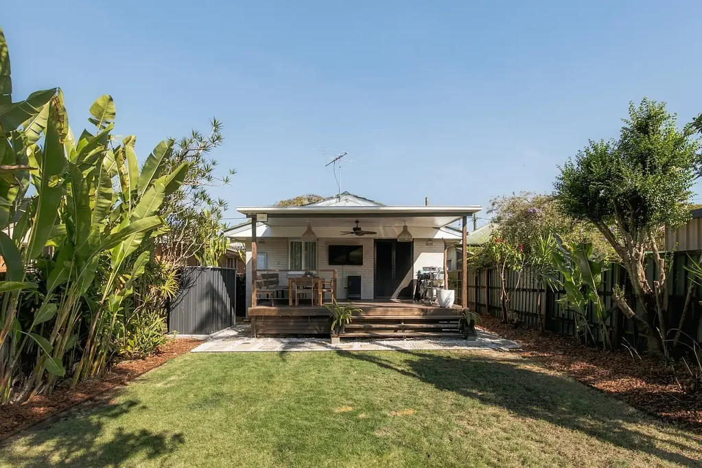 Clayfield 2침실 A Clayfield Cottage With More Than Meets the Eye