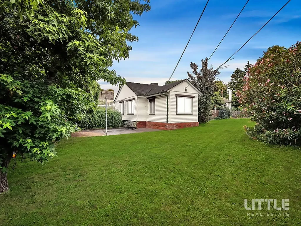 Dandenong 5 Slaapkamer Welcome to 46 Benga Avenue - A rare corner block