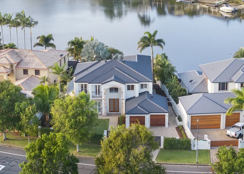 Benowa 5Zimmer North-East Waterfront Entertainer with Skyline Views and Private Pontoon