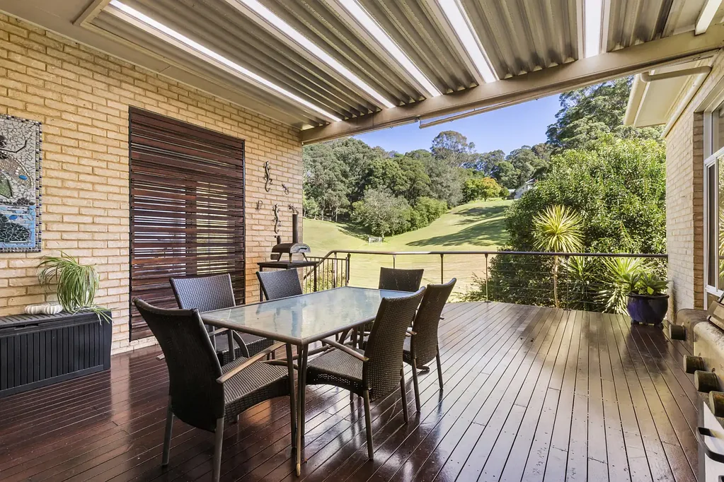 New Lambton Heights 4房  A Private Family Sanctuary Where the Bushland Outlook is the Backdrop to Everyday Life.