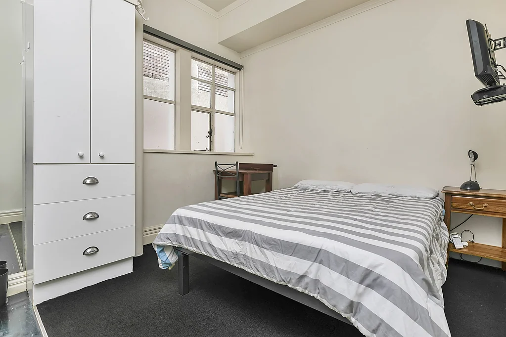 Affordable CBD Studio - Prime location, walk to Queen Street