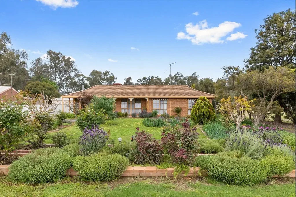 Looking For A Short Term Rental In Violet Town? This Is For You!!