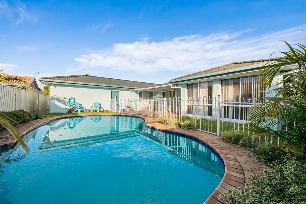 Long Jetty 3Kwarto Value Add Opportunity - Solid Family Home With Pool - Walk To Golf & Beach