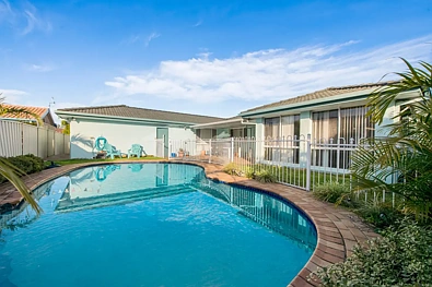 Long Jetty 3Habitaciones Value Add Opportunity - Solid Family Home With Pool - Walk To Golf & Beach