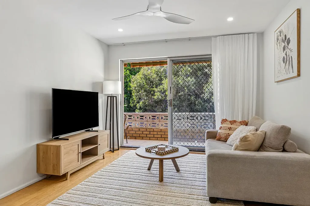 Collaroy 2침실 Refined coastal apartment with sunlit interiors in prime beachside setting