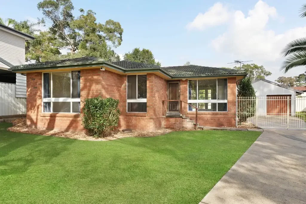 17 Geranium Avenue, Macquarie Fields, NSW 2564
