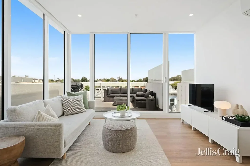 Brighton 2房 Brighton Bay核心位置 顶层两卧安保公寓 光线明亮 石材台面厨房 阳台绿景 都市景观 步行沙滩 餐厅环绕 无忧生活 Sophisticated top floor retreat in the heart of Brighton Bay