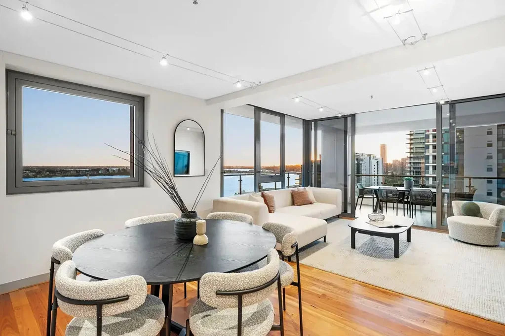 East Perth 3房  A riverfront gem with world class views, a bespoke fit-out and resort amenities!