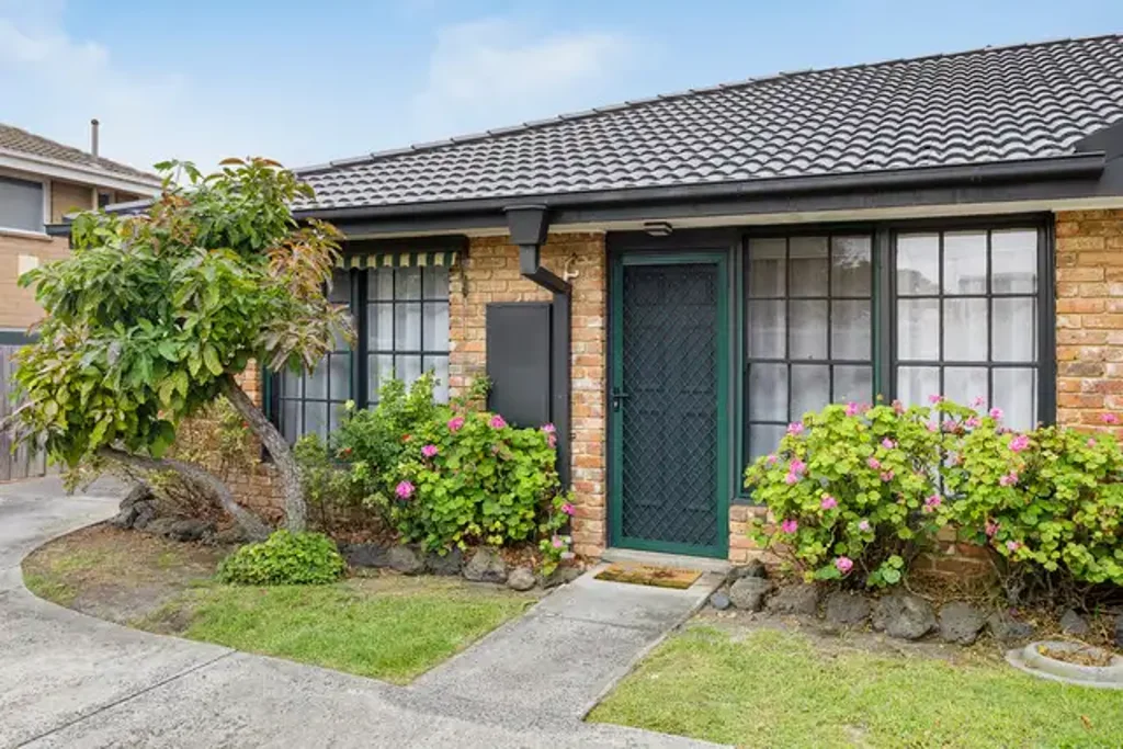 Beautifully presented 2-bedroom villa just moments from the heart of Mentone