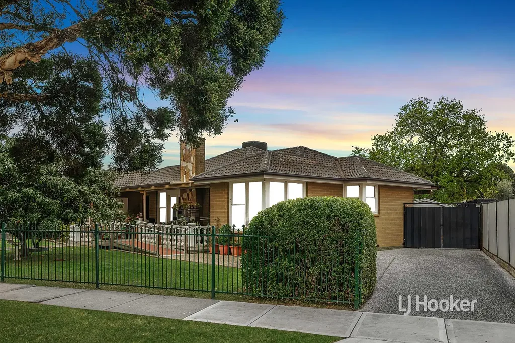 Altona North 4Zimmer Expressions of Interest closing Tuesday 21st October at 5pm  (Unless Sold Prior)