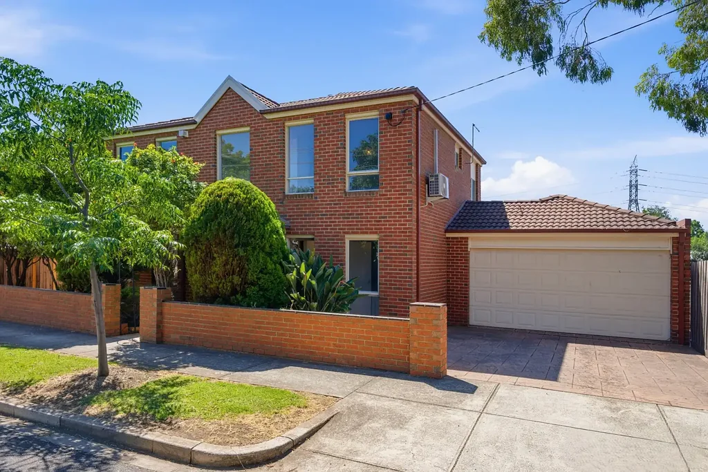 PRIME RIVERSIDE LIVING| 4-BEDROOM FAMILY HOME!
