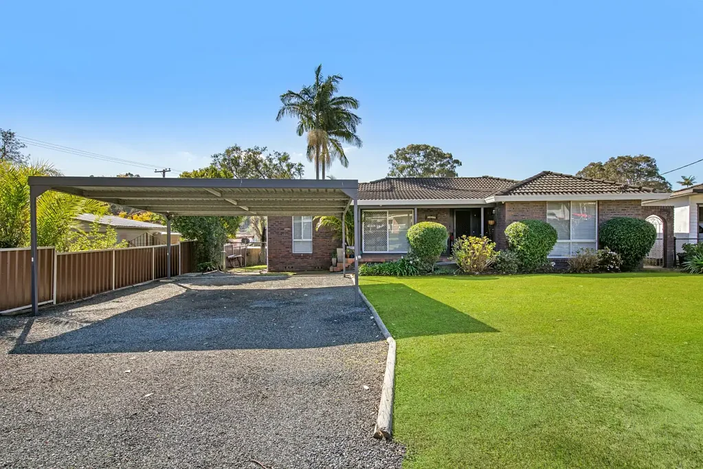 Tuggerawong 4 Bedroom The Entertainer - MASSIVE 7m x 12m Garage