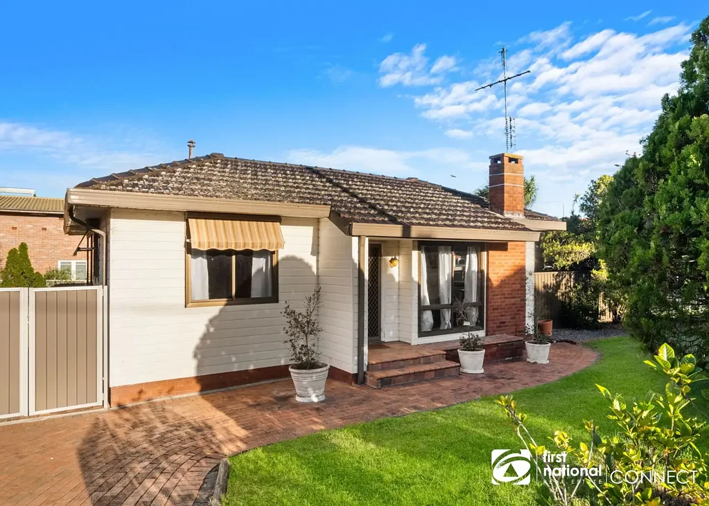 CHARMING HOME IN THE HEART OF WINDSOR!!