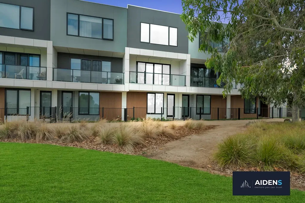 Caroline Springs 3ਬੈੱਡਰੂਮ "Luxurious Family Living with Breathtaking Lake Views in Caroline Springs"