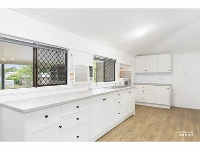18 Ross Street, Allenstown, QLD 4700, 3 कमरे, 2 बाथरूम, House