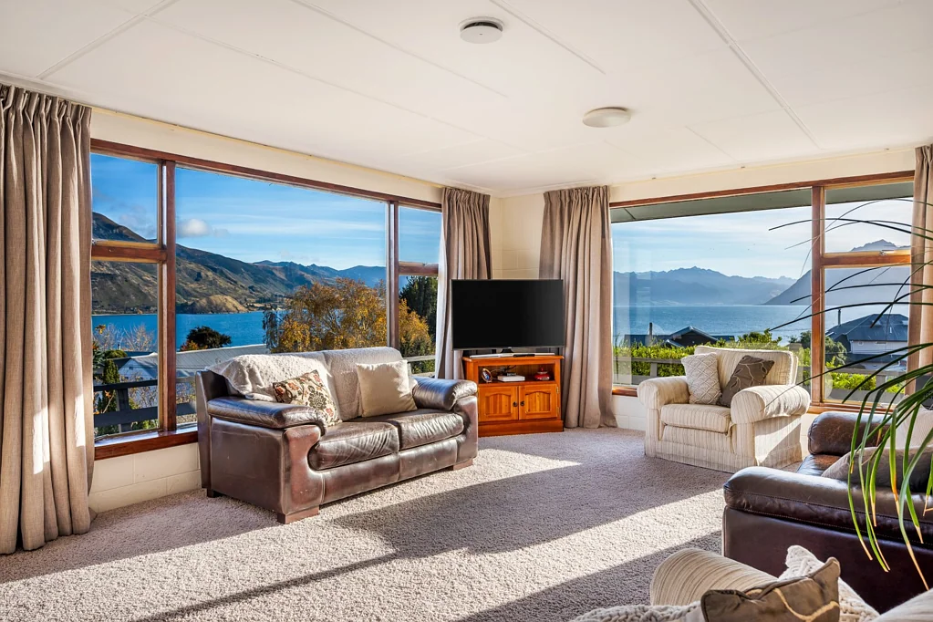 Lake Hawea 3ਬੈੱਡਰੂਮ Best seat in the house - a view like a painting