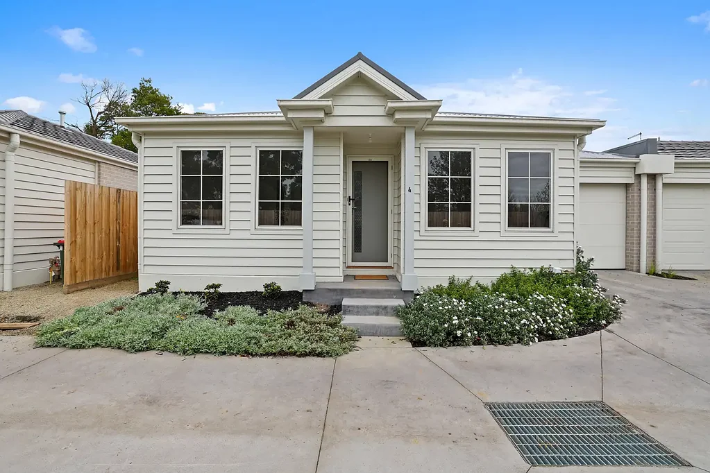 Longwarry 2房  PRIVATE, CONVIENIENT, ONE YEAR OLD TWO BEDROOM TOWNHOUSE