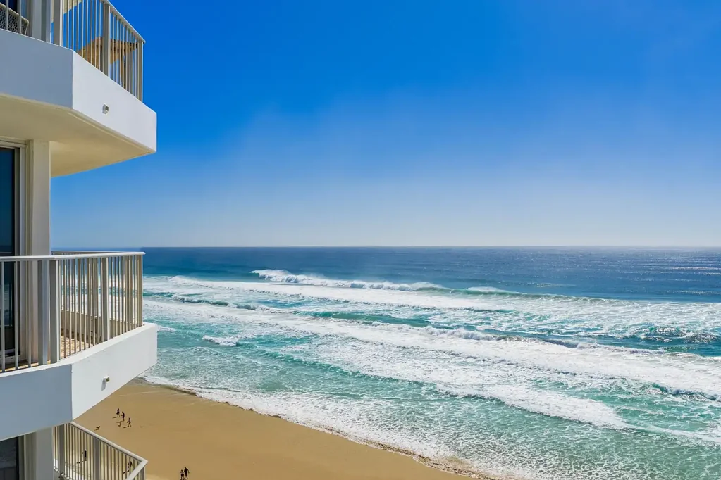 Main Beach 3房  Absolute Beachfront Living with Uninterrupted Ocean Views