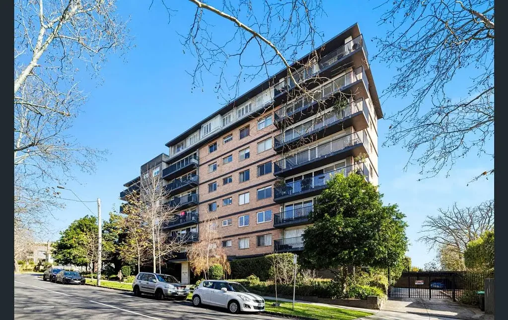 Stylish Two Bedroom Apartment with Outstanding Views!!