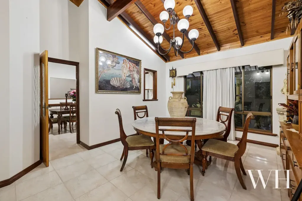 Hamilton Hill 5房  Cherished Family Retreat in Peaceful Parkside Position