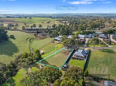 Leongatha  Generous block, quiet court location with views.