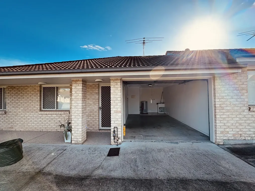 Freshly Updated 2-Bedroom Townhouse in Quiet Complex – Brand New Air Conditioning & Hot Water System