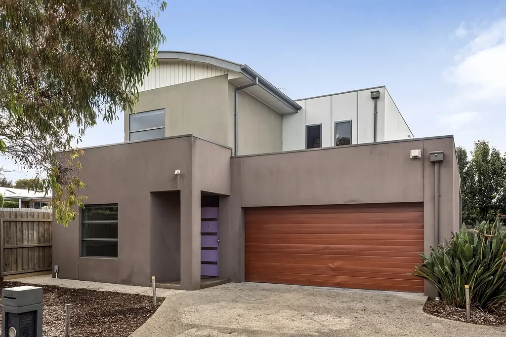 Contemporary Coastal Living in a Prestigious Torquay Setting