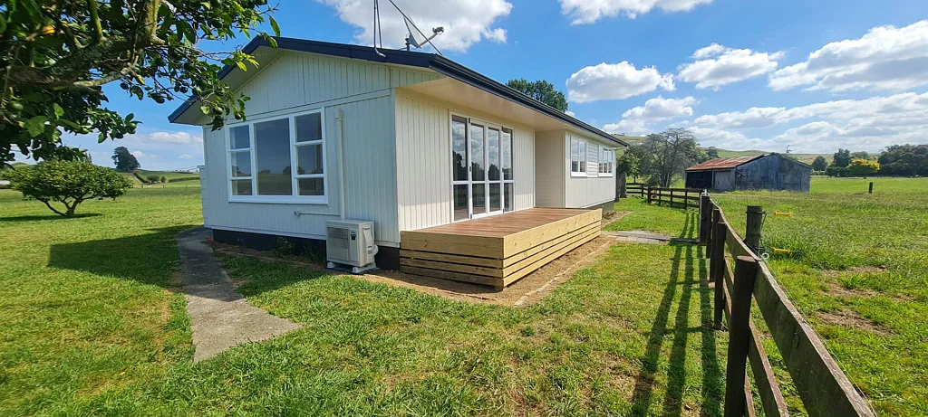 Freshly Redecorated and Located just 2.5km from Town