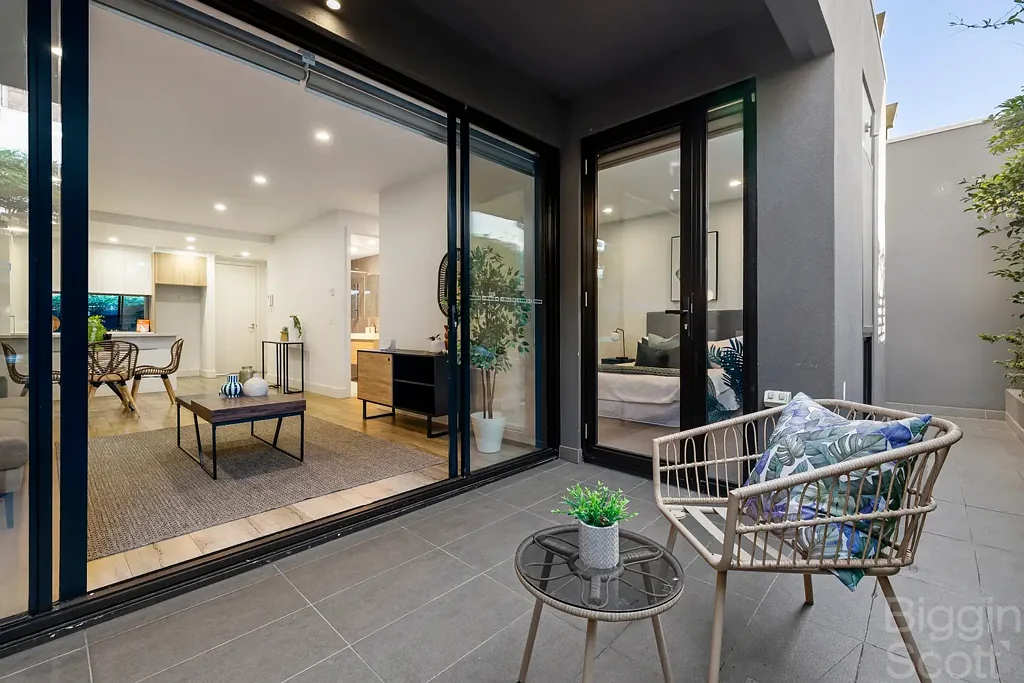 St Kilda East 2房 北向花园，90㎡开放式设计，精心装饰，地下停车库，储藏室，完美居所。 A High End Luxury Complex With A Brilliant Entertainers Garden