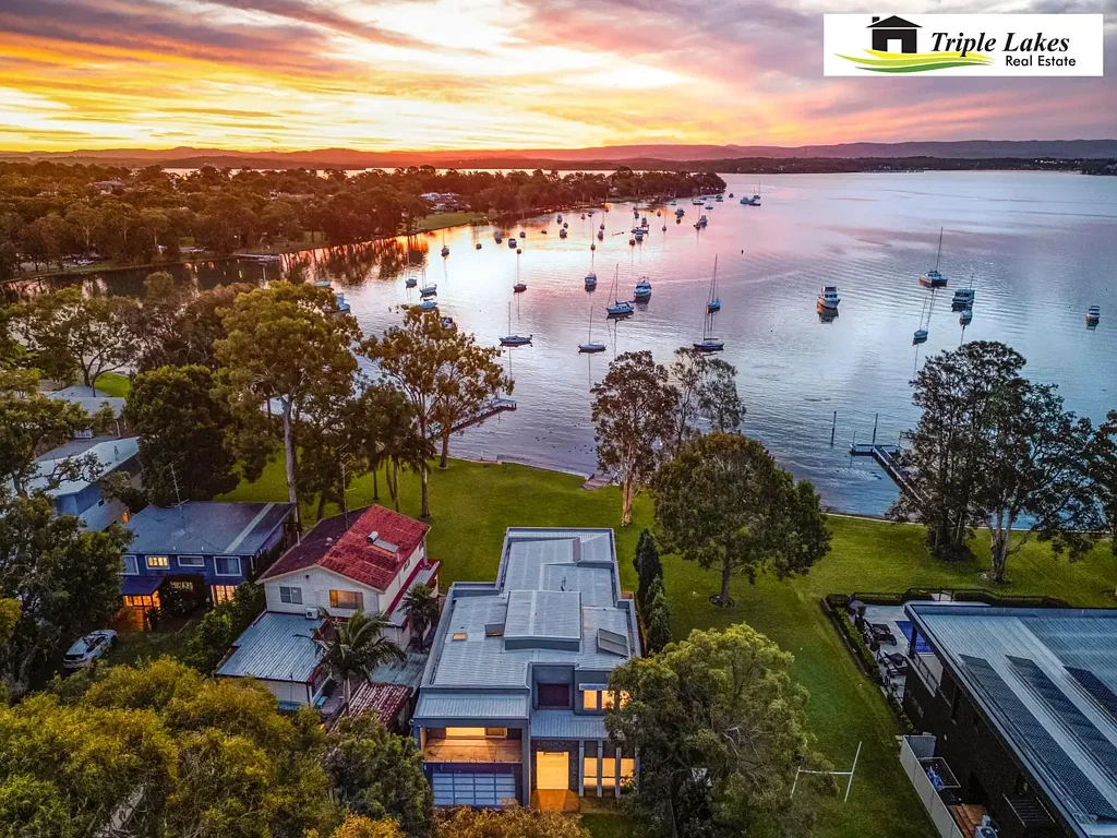 Summerland Point 4 Bedroom Absolute Waterfront on Lake Macquarie