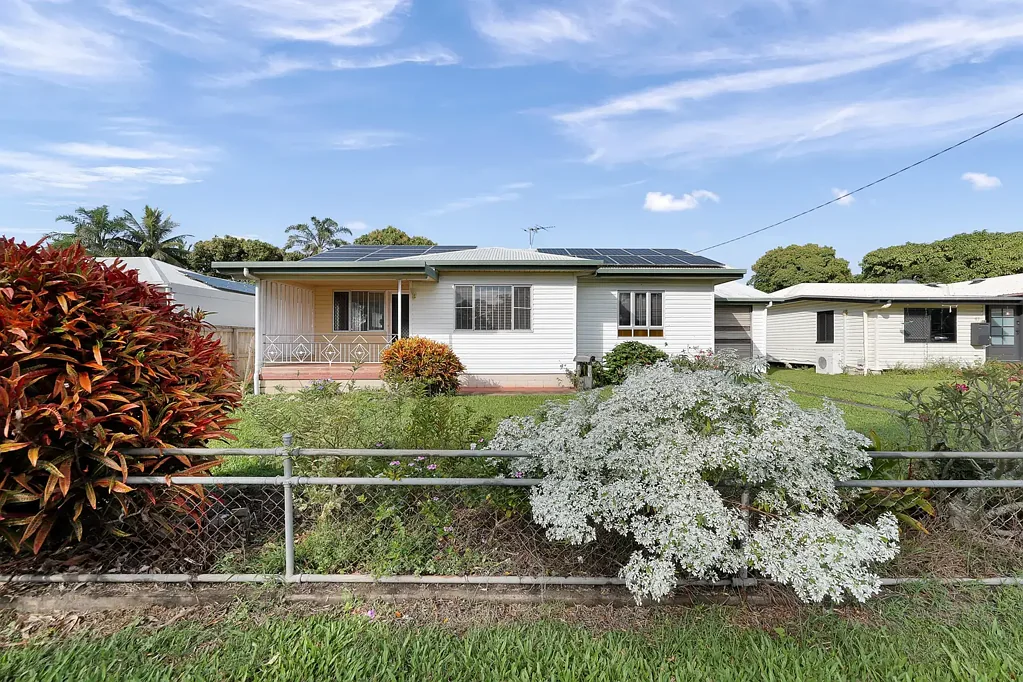 South Mackay 3બેડરૂમ CHARMING, CENTRALLY LOCATED HOME ON A BIG 840sqm BLOCK IN SOUTH MACKAY
