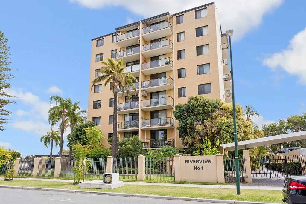 Stylish South Perth Apartment in Resort Style Complex!!