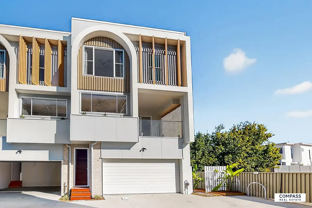 Luxury Living at it's Best In Hope Island