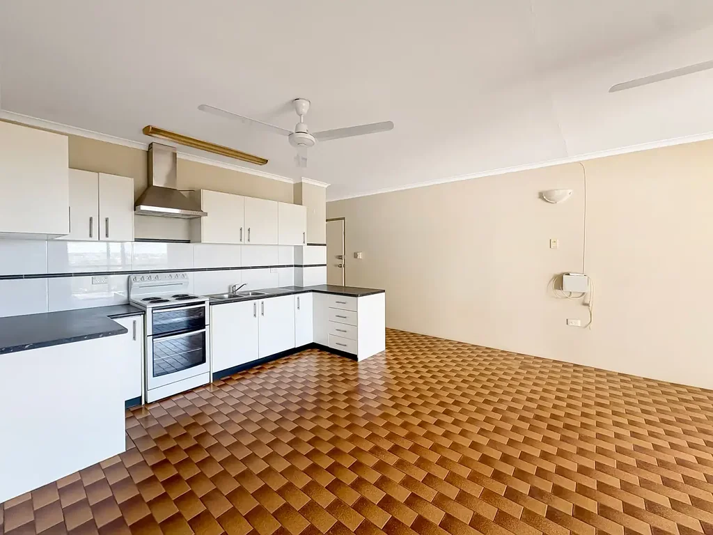 City Apartment. Open Plan Living. Convenient.