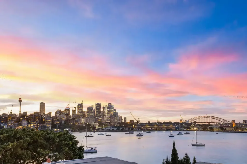 REFINED DARLING POINT LIVING WITH SPECTACULAR HARBOUR BRIDGE PANORAMAS