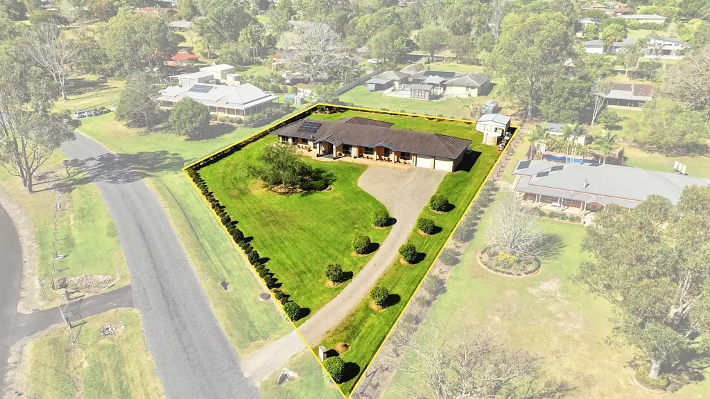 Junction Hill 4房  GENEROUS LOW SET BRICK HOME