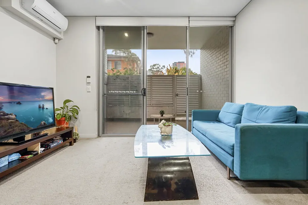 Merrylands 1 Bedroom Modern Unit In Convenient Location