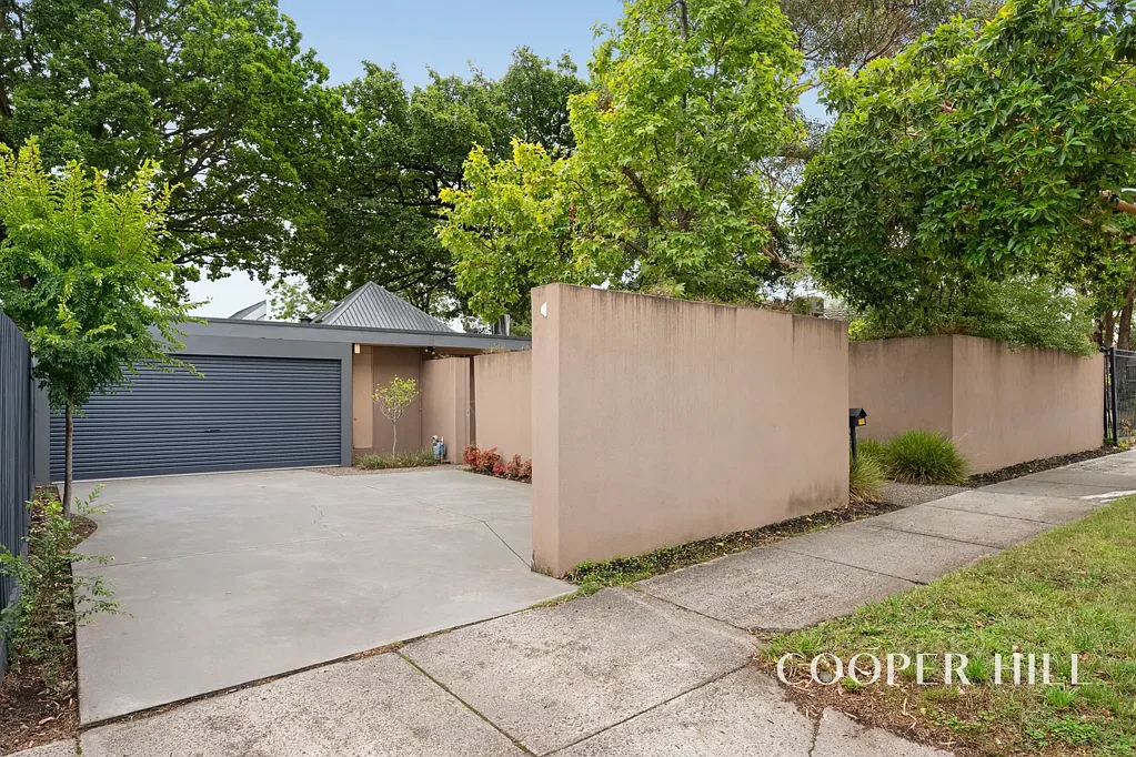Mount Waverley 4房 著名建筑师设计 现代4卧 宽敞主卧步入式衣帽间 双车库遥控器 私密庭院 娱乐花园 步行火车站 Architect Designed with Excellent Natural Light