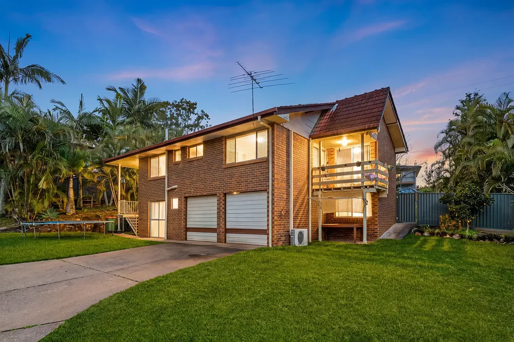 Shailer Park 3침실 FAMILY HOME ON A MASSIVE 1,196 SQM BLOCK in a Prime Shailer Park Location!