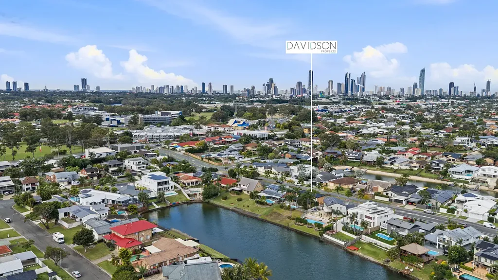 Benowa 3Habitaciones FIRST TIME OFFERED IN 42 YEARS – LAKEFRONT RENOVATOR ON 840M²