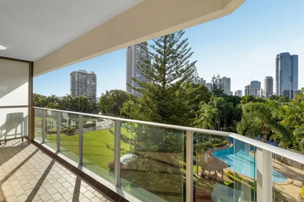 Surfers Paradise 1Habitaciones FULLY RENOVATED - 103m2 NORTH-FACING - OVERSIZED ENTERTAINER'S BALCONY WITH VIEWS - VACANT