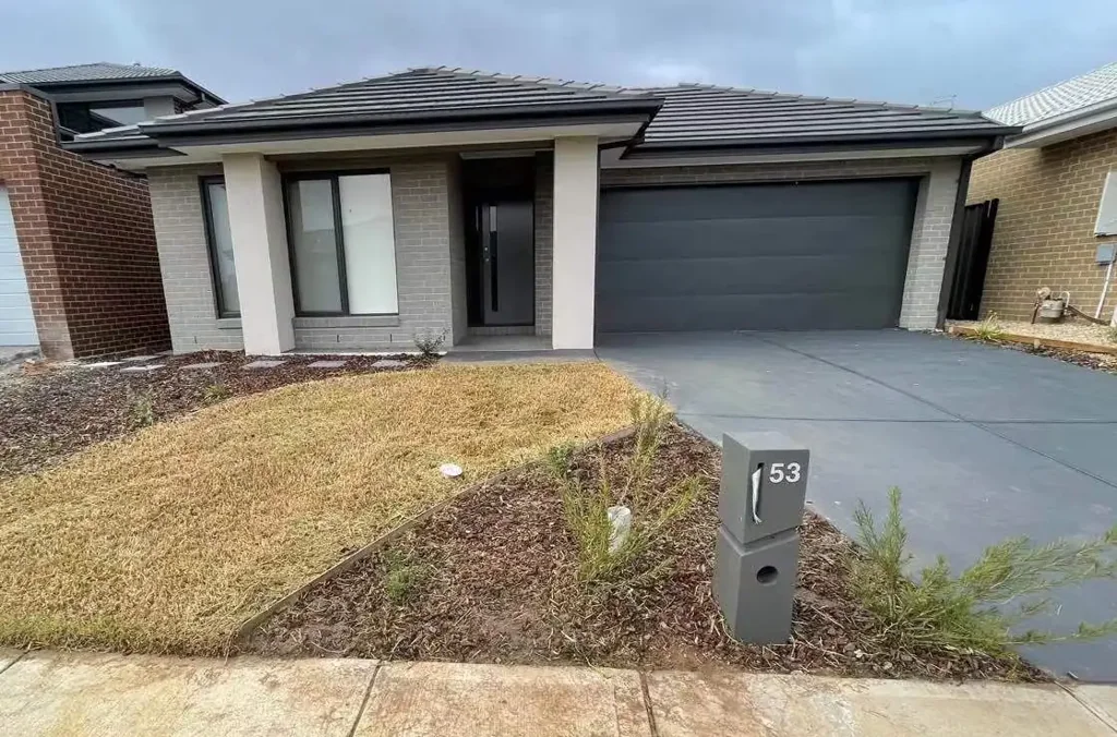Brand new Metricon Home – Located just West of Davis Rd Hogans Rd is closed please travel via Sayers Rd to Davis Rd