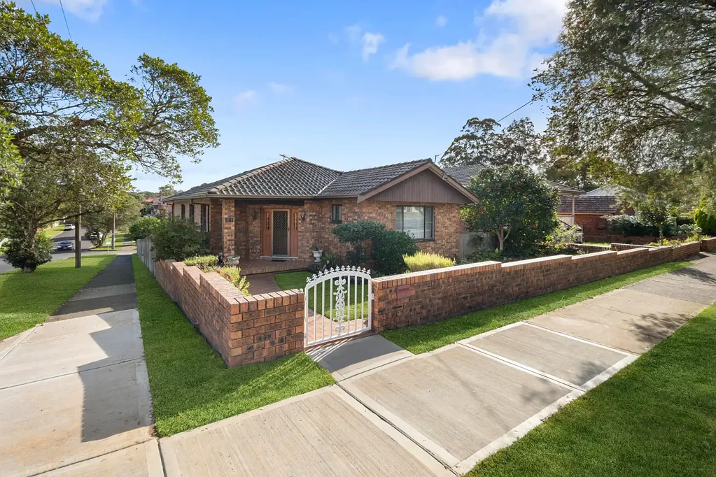Penshurst 3房 McRae's Estate街角地 780sqm全砖房 三卧宽敞 厨房木柜 灵活布局 多储藏空间 北向阳光后院 潜力无限 靠近生活配套 Grand Brick Residence in McRae's Estate with Rare Dual Frontage