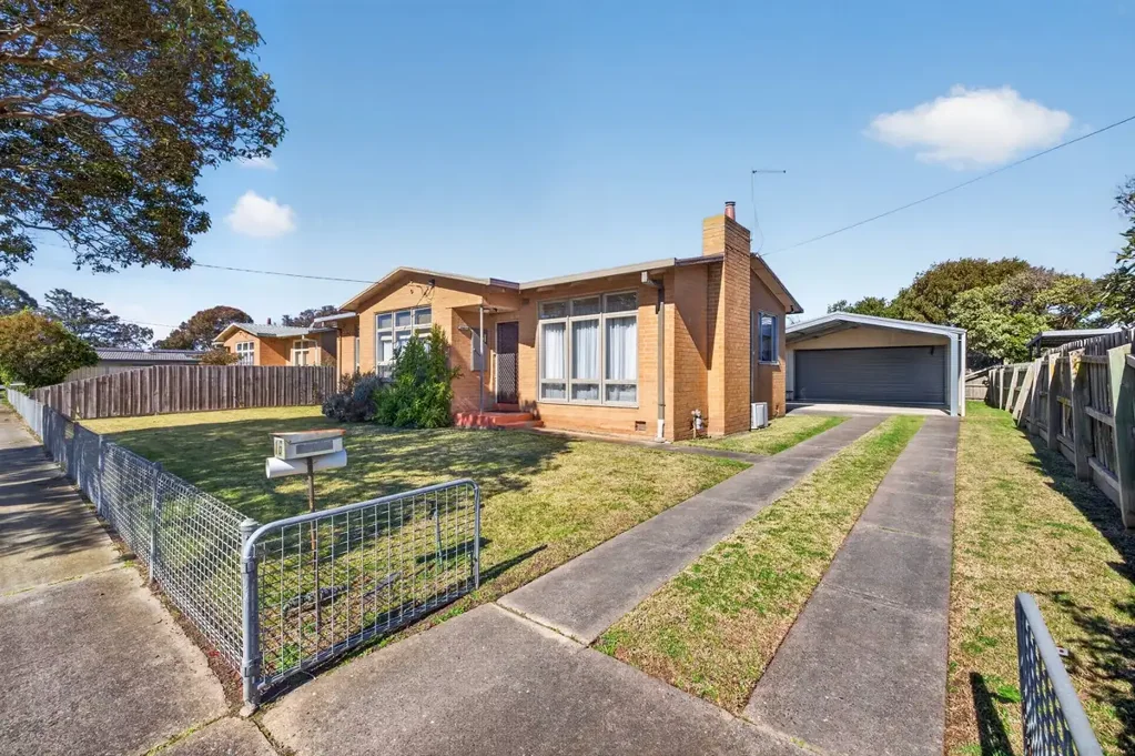 Sale 3 Slaapkamer Comfortable Brick Living with Exceptional Shedding & Outdoor Space