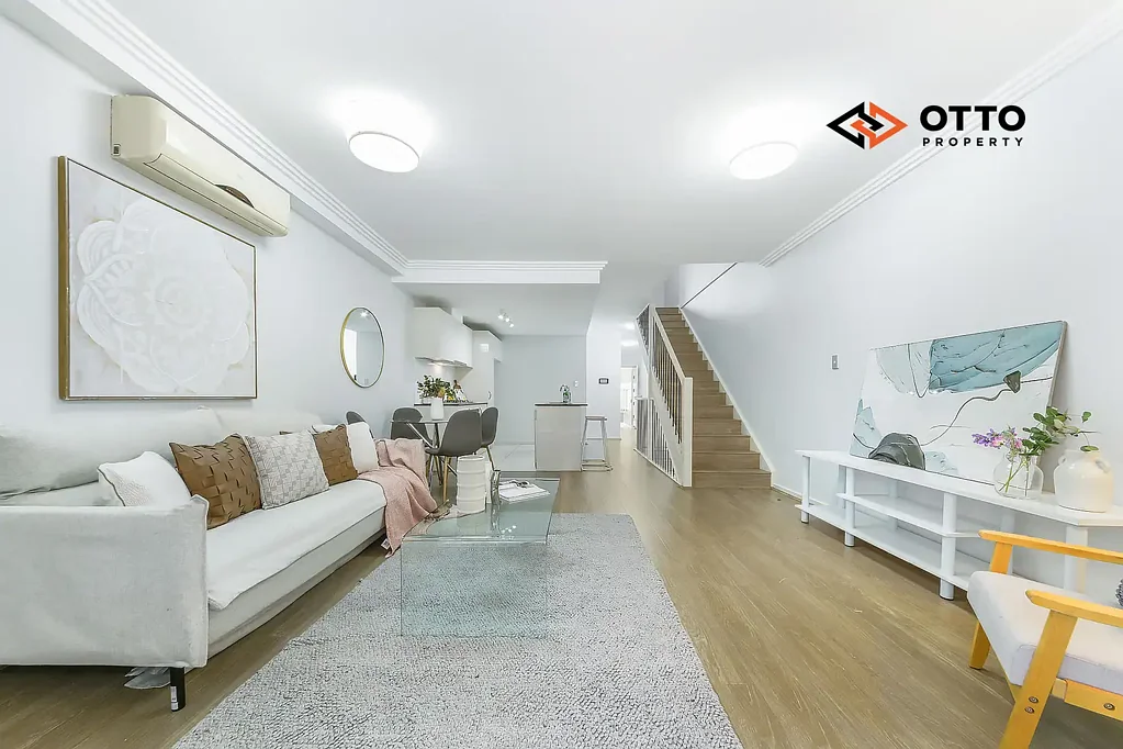 Homebush 3 Slaapkamer Three-Bedroom Townhouse Living with Dual Outdoor Spaces in Homebush