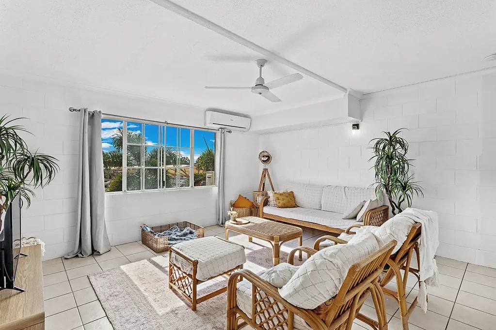 Cannonvale 3房  Light Filled Living with Poolside Appeal