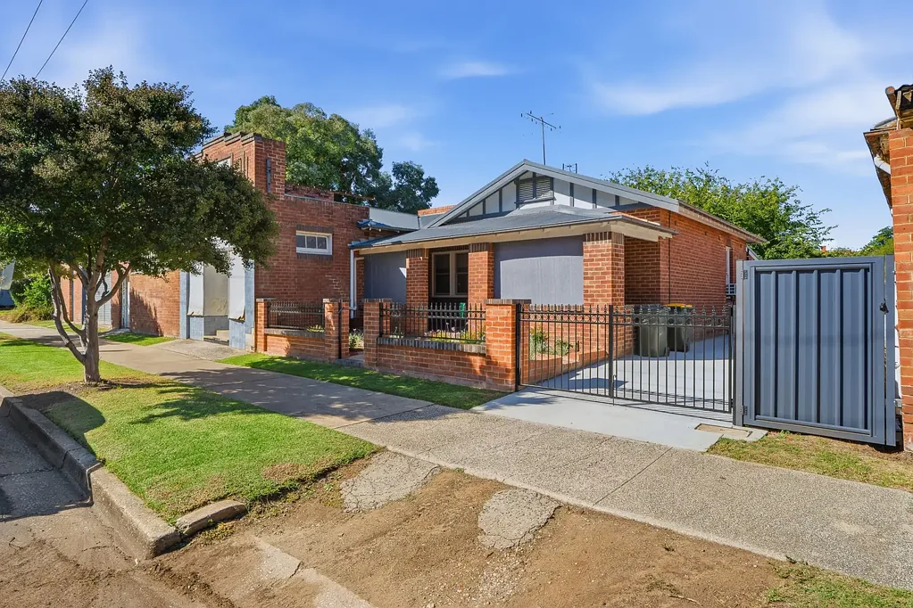 Cowra 3 Slaapkamer THREE FOR THE PRICE OF ONE!